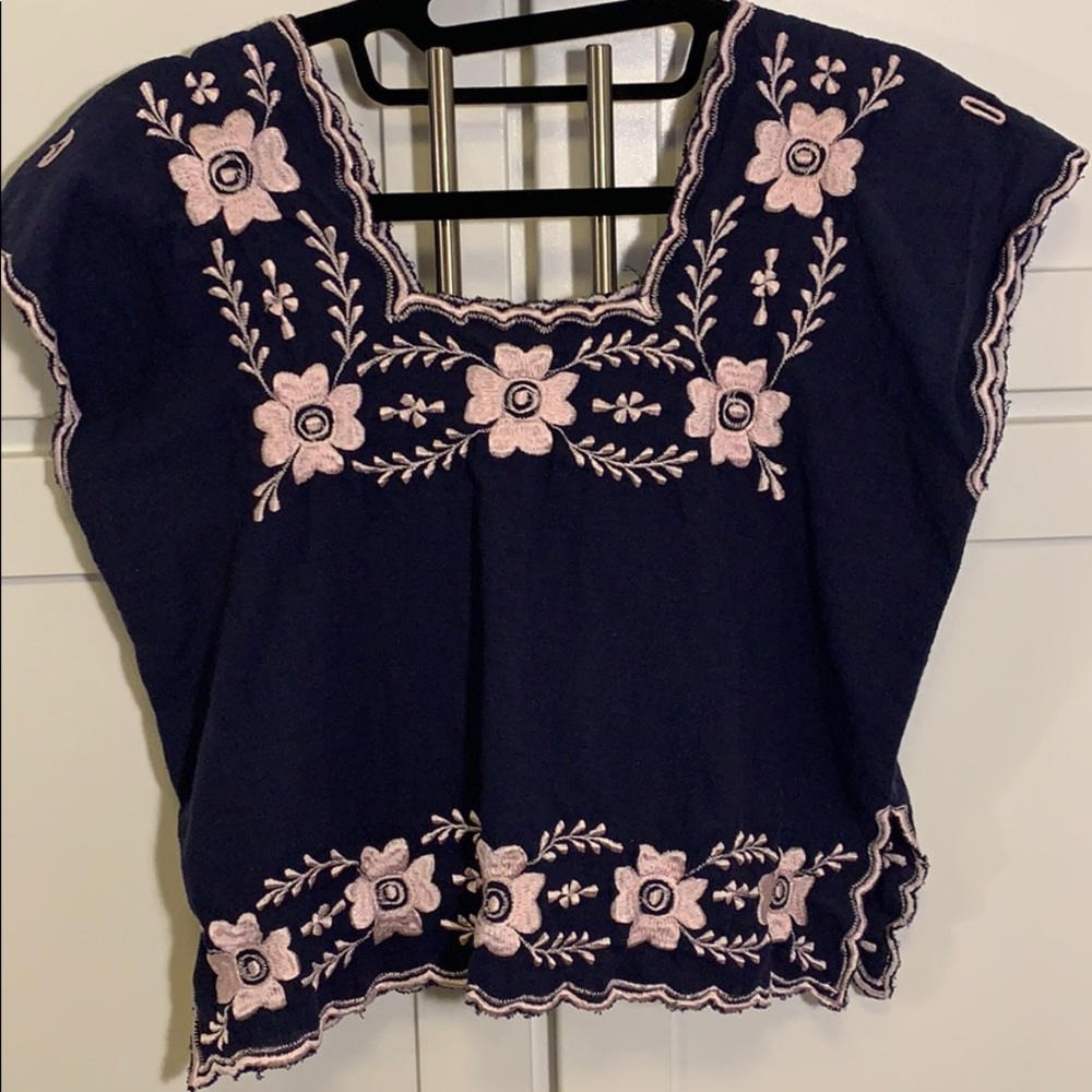 Short blouse with typical Mexican embroidery